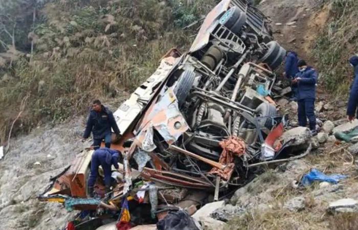 19 قتيلا بحادث حافلة في جبال نيبال