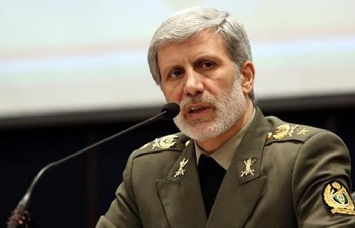 قائد الجيش الإيراني يُحذّر “الأعداء من ارتكاب أي خطأ”