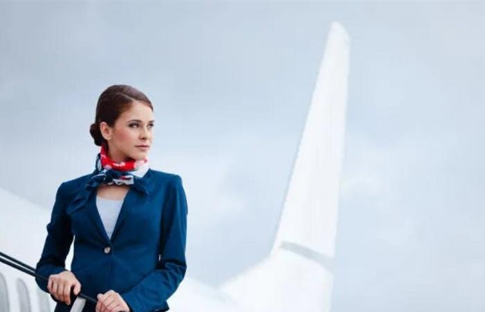 ابتسامة مضيفة الطيران عند صعودكم إلى الطائرة.. هذا سرها