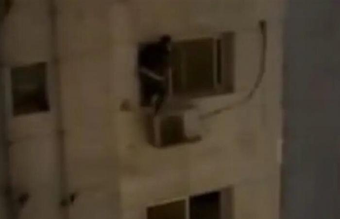 "لص منحوس"... هذا ما حصل معه خلال محاولته سرقة شقة