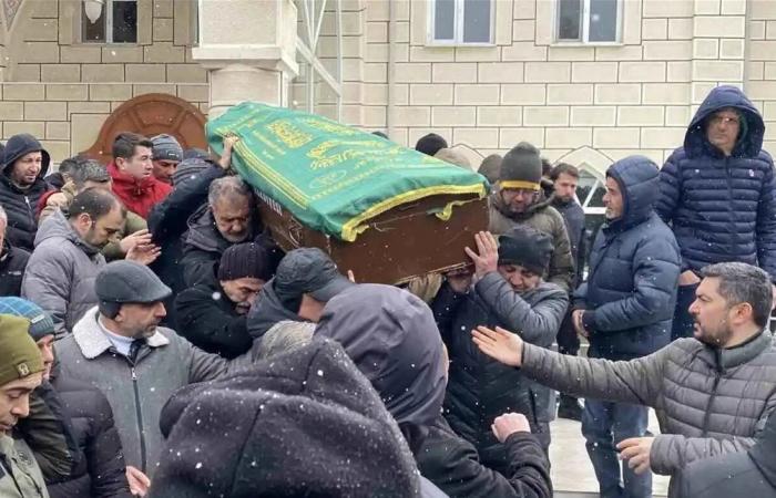 أصابتها نوبة قلبية.. وفاة مؤثرة لأم عند قبر ابنها الشاب المنتحر (فيديو)