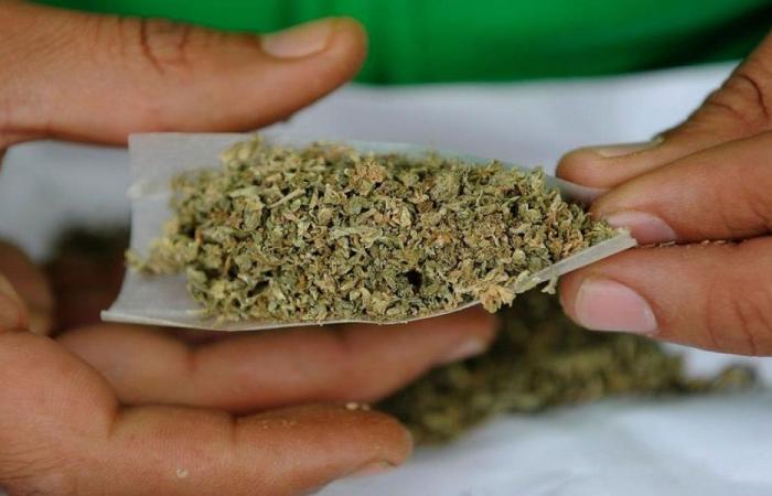 سجائر ومعسّل مهرّبة!