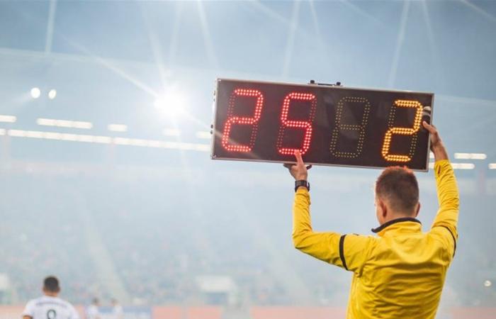 وداعاً لـ"تمثيل" الإصابات.. قانون يُجبر اللاعبين على البقاء خارج الملعب لدقيقة