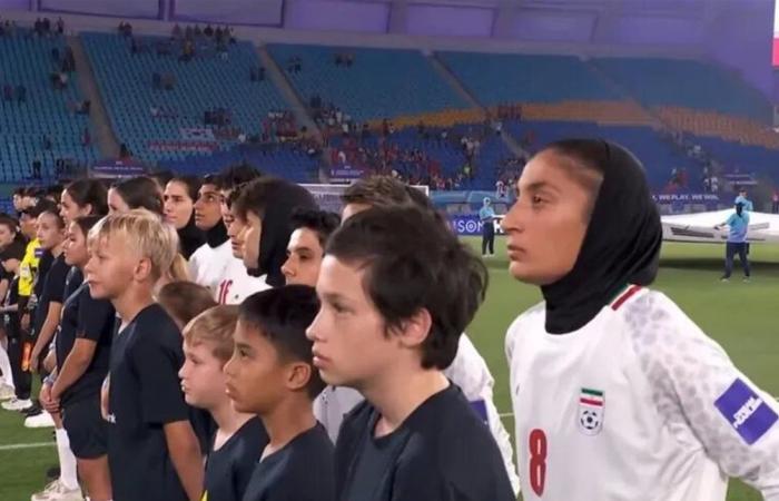 منتخب إيران للسيدات "يقاطع" النشيد الوطني