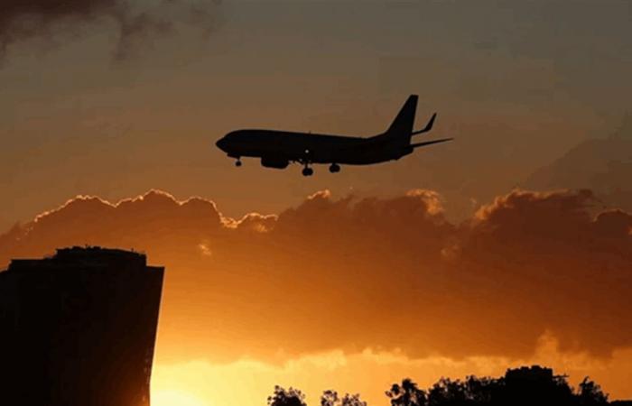 بعد حريق في محركها... هبوط إضطراري لطائرة في أميركا (فيديو)