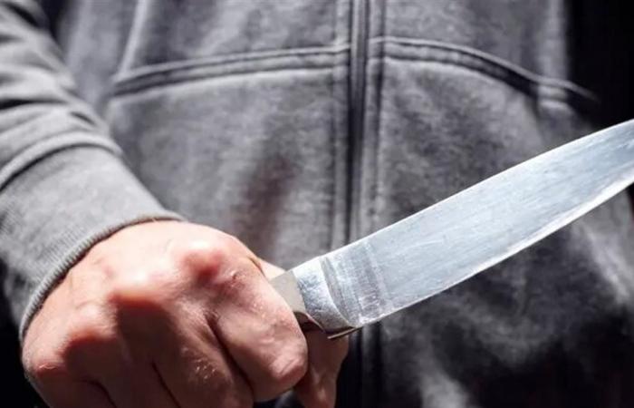 إصابة سيدة على يد زوجها في الشارع العام بسبب خلافات أسرية