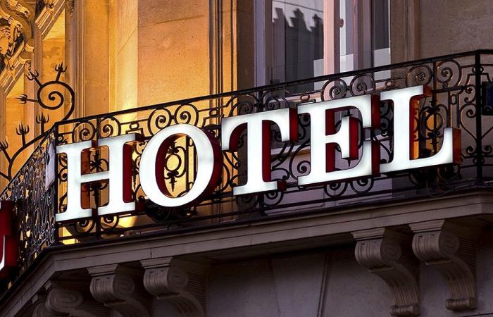 حرب فنادق بين إسرائيل وإيران على أرض لبنان