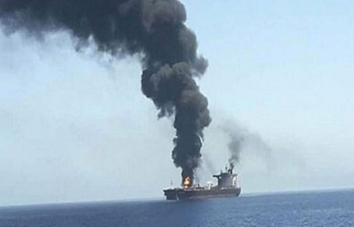 استهداف ناقلة نفط قبالة مدينة البصرة العراقية (فيديو)