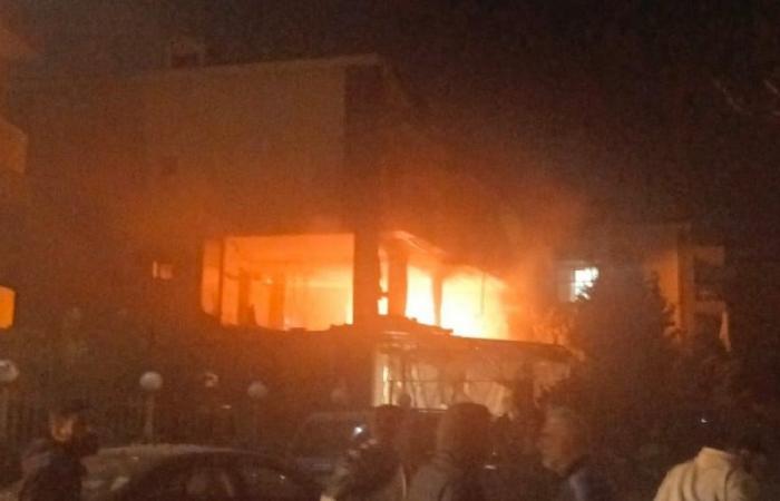 بالفيديو والصور: غارة تستهدف شقة في عرمون