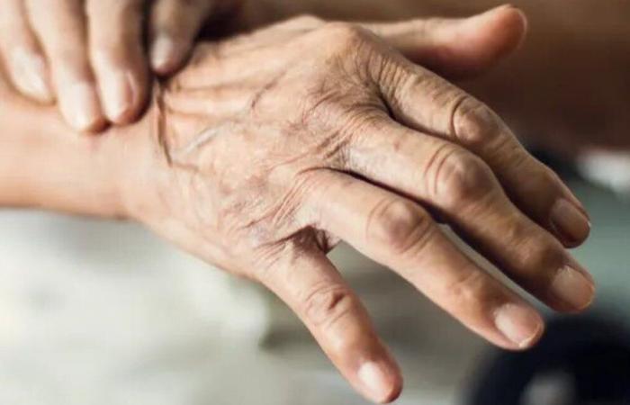 أعراض باركنسون تتباين حسب الجنس… ما الذي يميز الرجال عن النساء؟