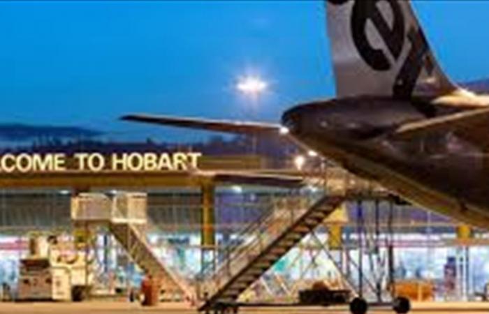 بالفيديو.. "ضيف غير متوقع" داخل مطار أسترالي