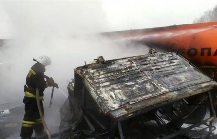 سقوط قتلى... شاحنة وقود اصطدمت بسيارات على طريق سريع في روسيا