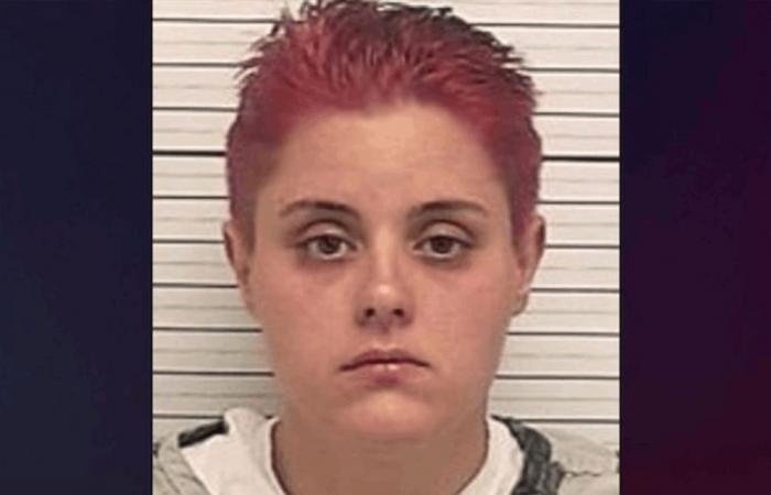 امرأة حاولت تقطيع جثة صديقها بعد أن قتلته