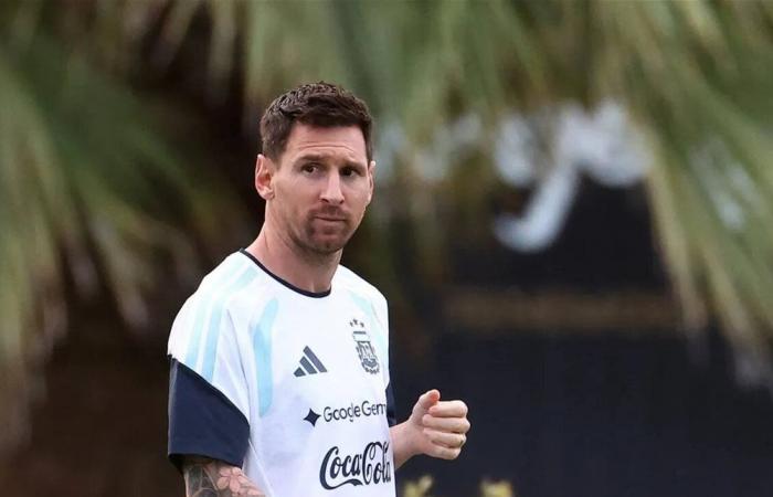 مدرب الأرجنتين: مشاركة ميسي في كأس العالم لم تُحسم بعد