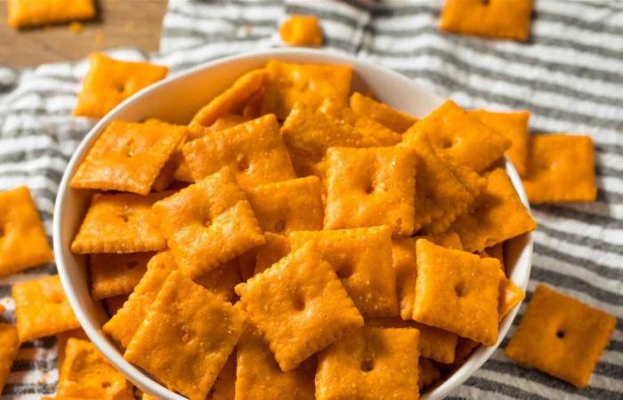 خبراء يحذرون: “مقرمشات الجبن” قد توازي الحلويات في تسوس الأسنان