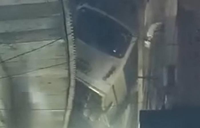 باص سقط من جسر واستقر على شرفة منزل.. شاهدوا الفيديو
