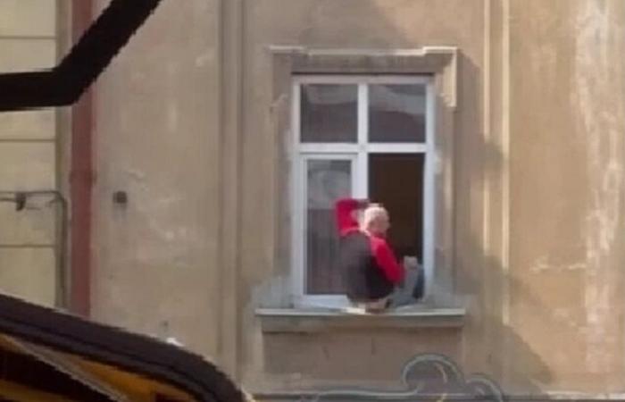 بحركات ومطالب غريبة.. أميركي يطلّ عارياً من نافذة!