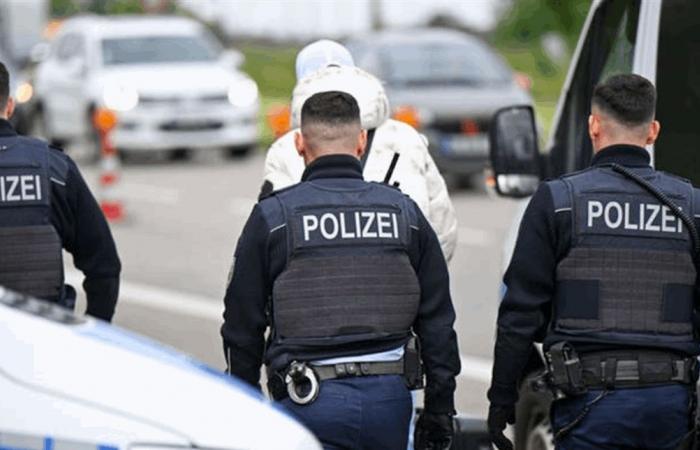 في بلد أوروبي.. مسلح بسكاكين فجّر عبوات داخل قطار