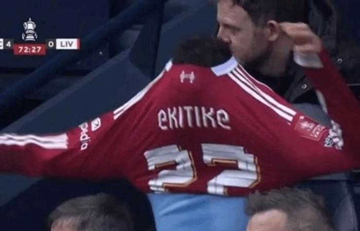 خلال مباراة السيتي وليفربول.. لقطة محرجة للاعب (فيديو)