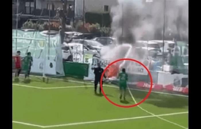 اندلاع حريق خلال مباراة.. ولاعب يتدخل