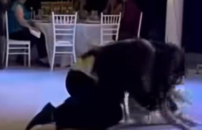 فيديو لعروسين يسقطان أثناء رقصتهما الأولى ينتشر.. وتامر حسني يُعلّق: "انا وقعت زيك"