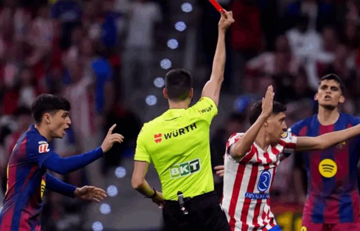 لجنة الحكام تحسم الجدل.. الـ"VAR" أخطأ في لقطة طرد لاعب برشلونة