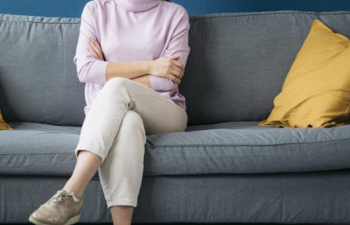 وضعية تقاطع الساقين.. هل تسبب مشكلات صحية؟