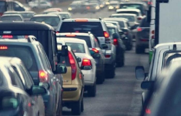 بلدية الضبيّة تزيل السيّارات المركونة بصورة مخالفة على الأوتوستراد