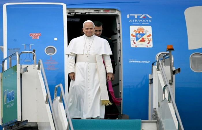 قداسة البابا يصل إلى الجزائر