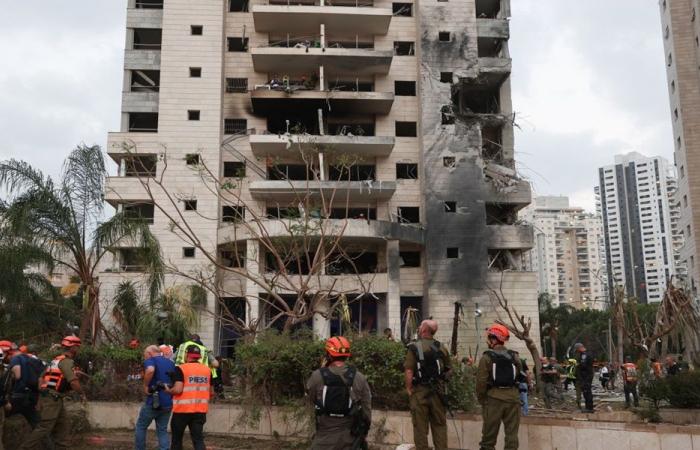 أضرار كبيرة في نهاريا جراء صاروخ أُطلق من لبنان (فيديو)