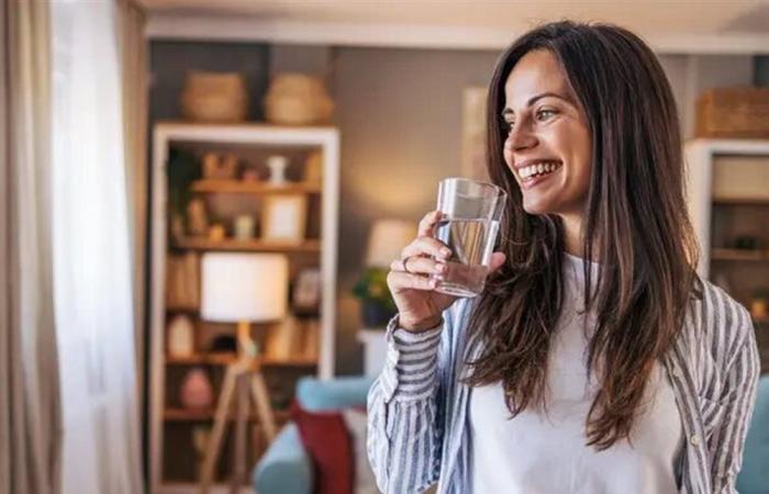 شرب الماء قبل النوم.. فوائد محتملة ومخاطر يجب الانتباه لها