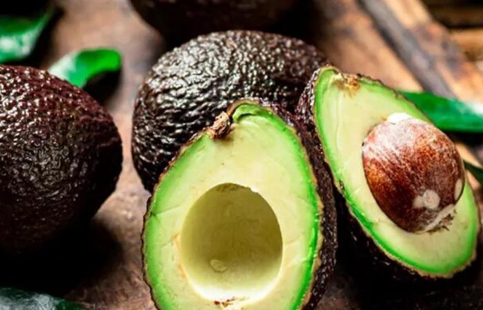 فاكهة واحدة قد تعزز صحة القلب بوضوح.. ما هي؟