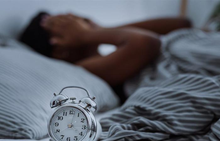 لهذا السبب تستيقظون في منتصف الليل دائما