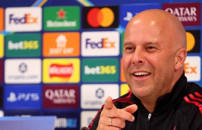 رغم الخروج من البطولات.. سلوت يتمسك بالبقاء في ليفربول