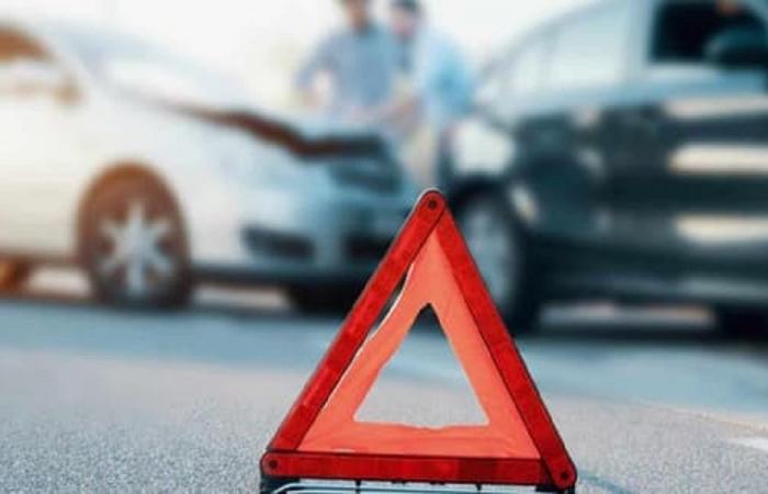 جريح جراء انقلاب شاحنة على أوتوستراد نهر إبراهيم