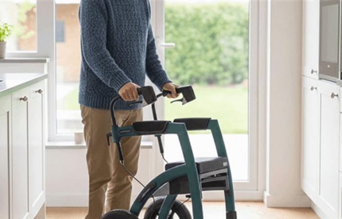 بالصور: ممثل شهير يستعين بجهاز للمشي.. وفريقه يكشف حالته الصحية