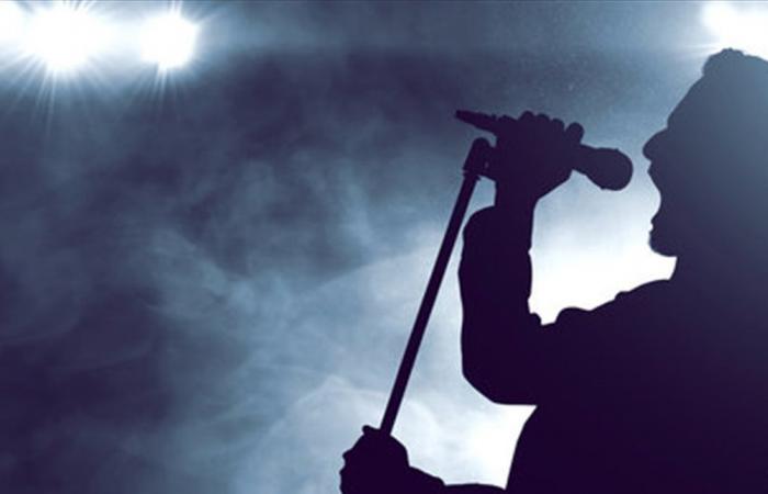 حلق شعره بالكامل... فنان معروف جدّاً يكشف عن إصابته بهذا المرض! (صور)