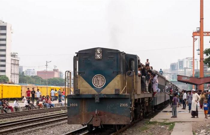 أب يخاطر بحياته وينقذ طفله من حادث قطار مروع