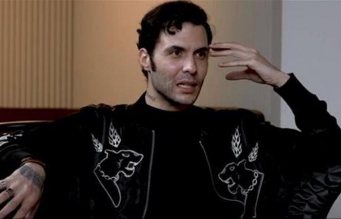 قام بإشارة غير لائقة للصحافيين خلال عزاء.. فنان شهير في ورطة! (صورة)