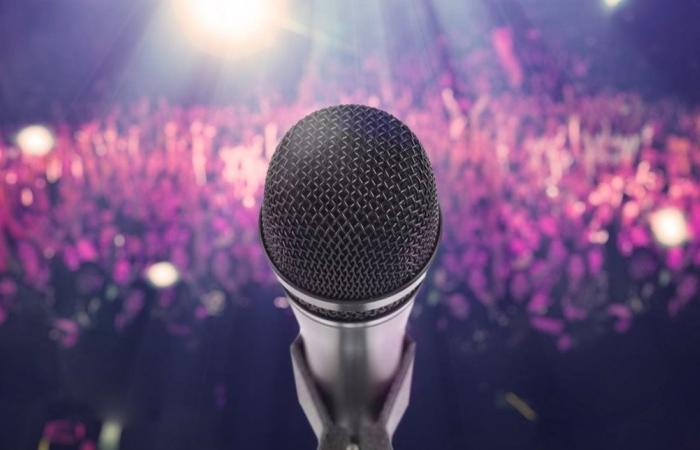 قام بإشارة غير لائقة للصحافيين خلال عزاء.. فنان شهير في ورطة! (صورة)