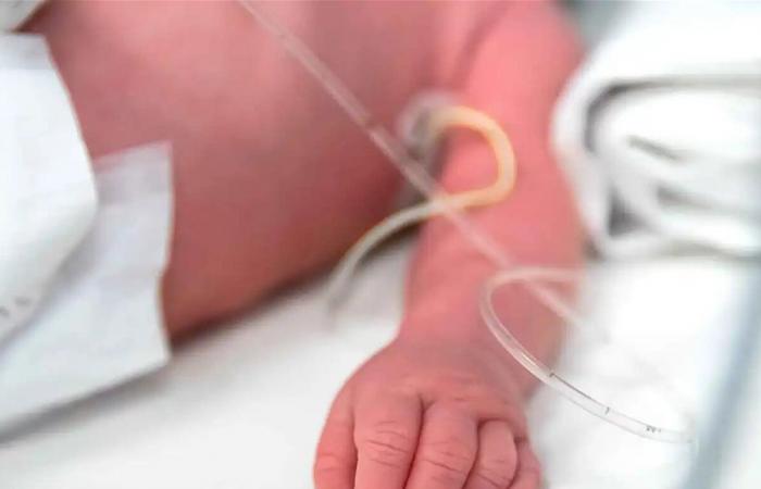 إصابة طفل أسترالي بحالة خطيرة بعد استنشاق "غبار ذهبي" لتزيين الكعك
