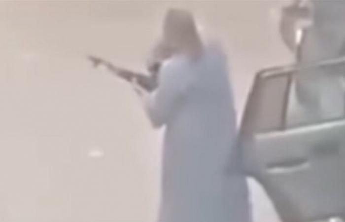 تبين أنه مضطرب نفسياً.. شاهد لحظة إطلاق النار في مذبحة صعيد مصر