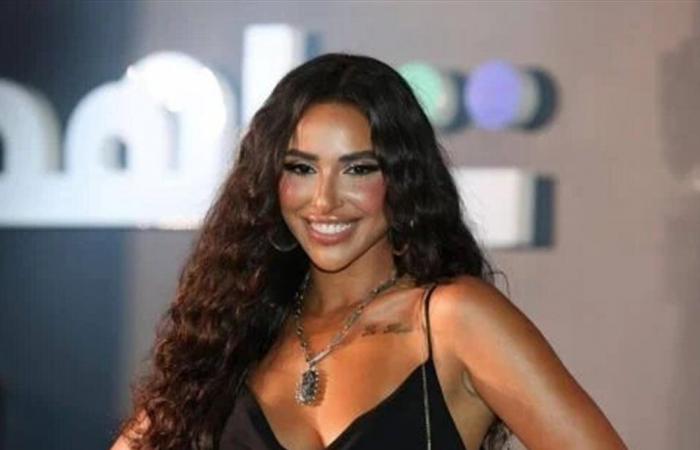 بعد نشرها صورة حميمة مع زوجها.. داعية يُهاجم فنانة شهيرة وهكذا ردت عليه (صورة)