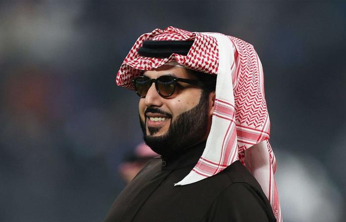 تركي آل الشيخ يمازح فنان شهير: "إن شاء الله بعد 30 سنة تبقى جبل" (فيديو)