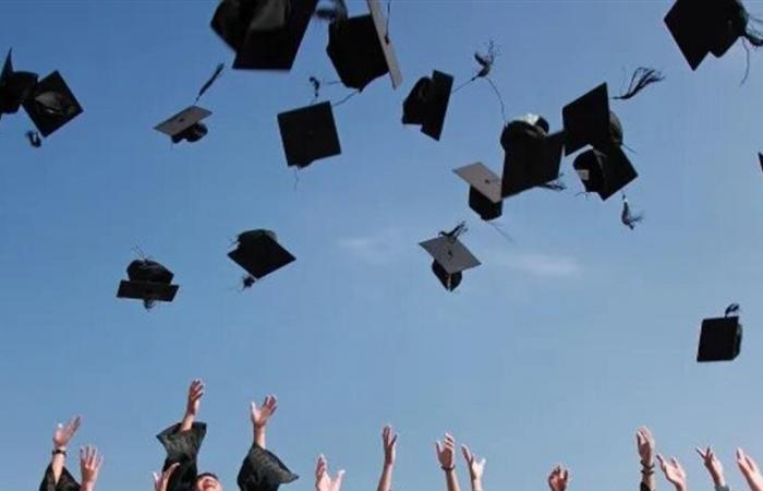 احتفالا بتخرجه.. فنان شهير يُهدي ابنه سيارة فارهة (فيديو)