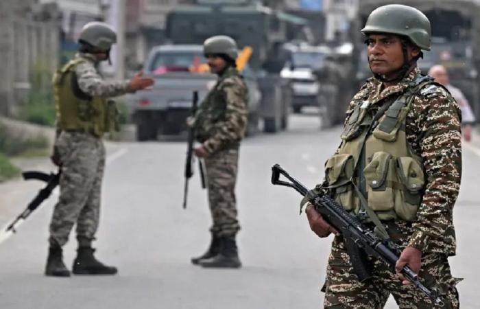 أكثر من 30 قتيلاً بتفجير انتحاري استهدف قطاراً في باكستان