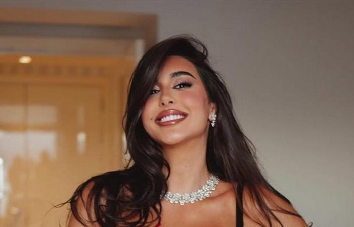 أطلت بالحجاب.. ياسمين صبري تؤدي مناسك الحج (فيديو)