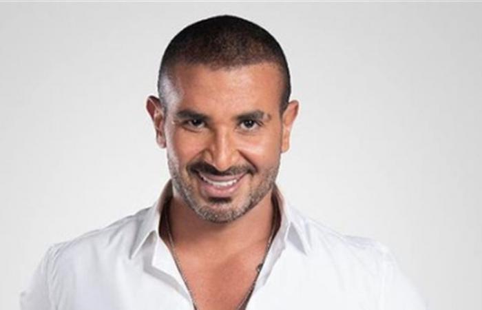 أطلّ بأقراط في ذقنه وضفيرة شعر... أحمد سعد يتعرّض للانتقادات ويردّ (فيديو)