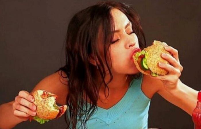 إذا كنت تتناول الطعام بسرعة.. احذر هذا ما قد يحدث لجسمك!