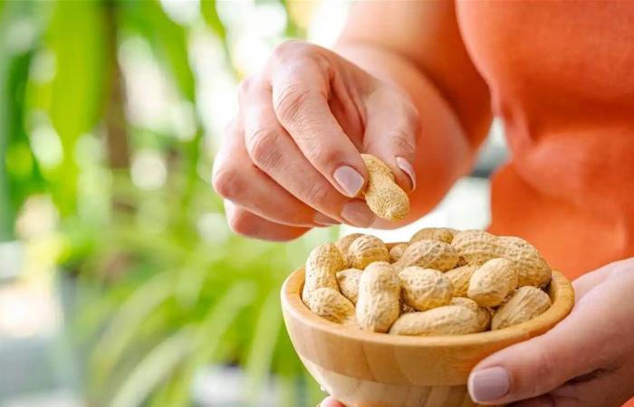 الفول السوداني على وجبة الإفطار.. منافع صحية جمة في غذاء صغير